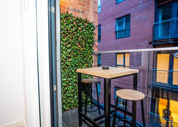 City Centre Apt, With Free Secured Parking & Balcony, Sleeps 4 - Free 1 Hour Early Check In For 2 Night Stays Only Until The End Of May